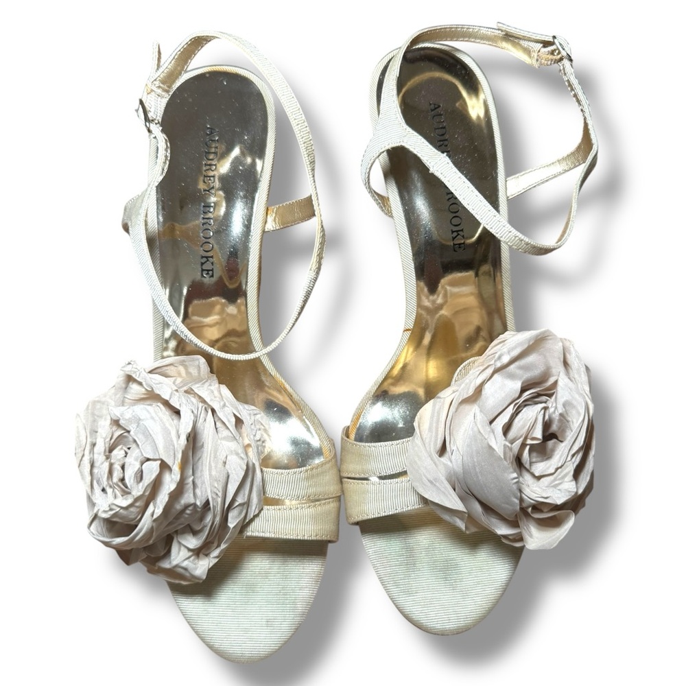Audrey Brooke Skylar Ivory Heels with Floral‎ Detail Sz 9.5 FUC